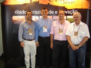 6293 14db12c6 9324 4f3c 8809 155057e74935 stand