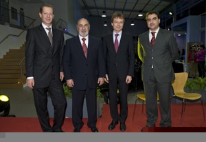 16516 9a3f1526 1ba8 44ee a93a db4dcc00302e mercedes 14