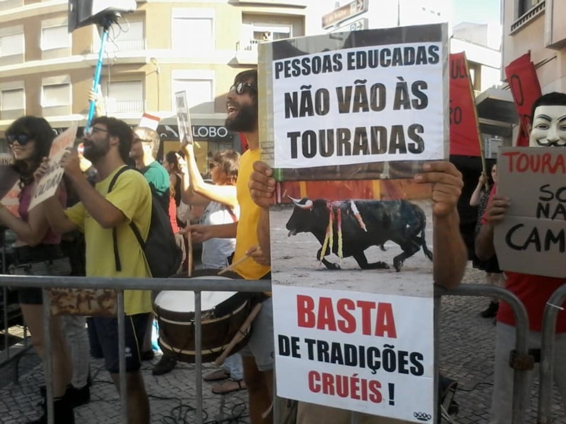 104819-dfd9094e-8cd7-4472-a8ce-84d5ff278d69-824c5fb4-e53d-4d0b-a057-3bd05eef18de-protesto-1