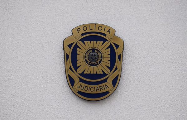 cracha pj numa parede