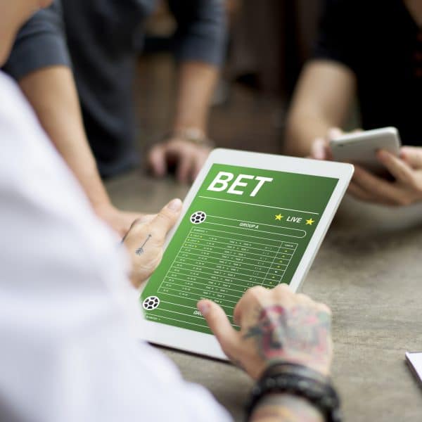 pessoas apostam partida de futebol na internet pessoas apostam partida de futebol na internet